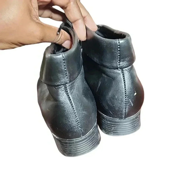 Liz Baker Vintage booties. Size 7 M - Picture 4 of 11